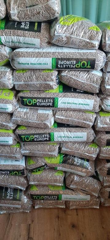 Houtpellets Premium 6mm. 15kg x 24 stuks. E 3,- PER ZAK!!! beschikbaar voor biedingen
