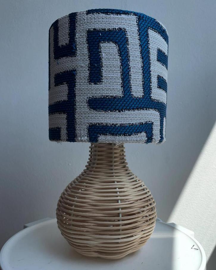 Stijlvolle rotan tafellamp! Uniek motief, Huis en Inrichting, Lampen | Tafellampen, Nieuw, Minder dan 50 cm, Ophalen of Verzenden