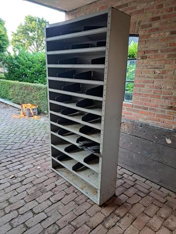 Goede, degelijke metalen grijpkast, magazijnkast! beschikbaar voor biedingen