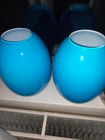 Twee blauwe glazen vazen beschikbaar voor biedingen