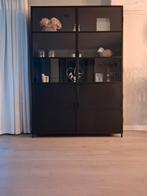 Zwarte vitrinekast met glazen deuren, Ophalen of Verzenden