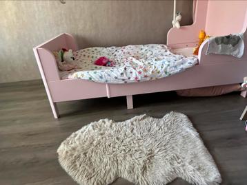Roze busunge meegroei bed. beschikbaar voor biedingen