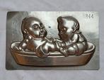 Unieke chocoladevorm: 2 BABY'S in een wastobbe, Antiek en Kunst, Curiosa en Brocante, Ophalen of Verzenden