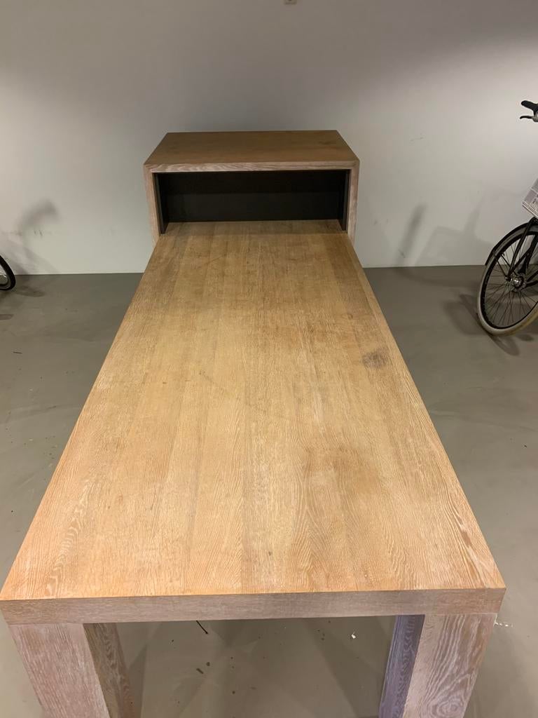 Stijlvolle houten tafel met geïntegreerde kast uniek design., Huis en Inrichting, Ophalen, Zo goed als nieuw