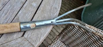 Tuinkrabber drietand lange steel merk Hendrik Jan  beschikbaar voor biedingen
