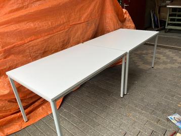 2 witte bureau tafels beschikbaar voor biedingen