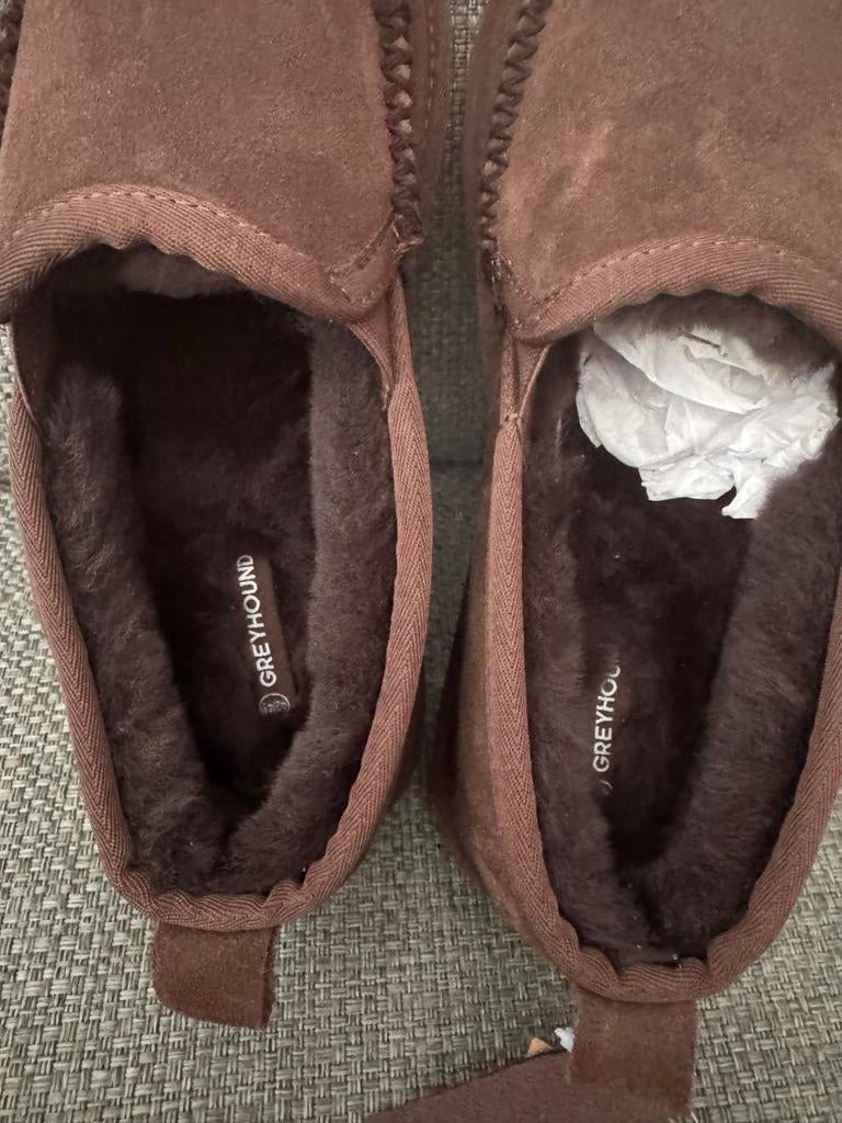 Bruine Greyhound Pantoffels - Ze zijn nieuw!, Ophalen of Verzenden, Zo goed als nieuw, Bruin, Pantoffels of Sloffen