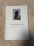 De astrologie is ons boek, Boeken, Nieuw, Astrologie, Ophalen of Verzenden, Josie boog