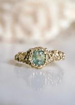 organische verlovingsring goud groene saffier handgemaakt, Verzenden, Nieuw, 17 tot 18, Met edelsteen