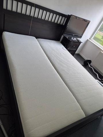 2 persoons bed met matrassen en kastjes