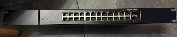Cisco SG102-24 24-Poorts Gigabit Switch, Computers en Software, Netwerk switches, Gebruikt, Ophalen of Verzenden