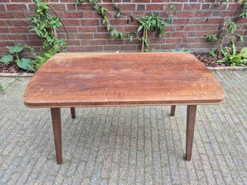 Vintage salontafel / bijzettafel beschikbaar voor biedingen