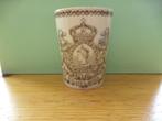 Klein groen/bruin bekertje Wilhelmina 25 jaar 1898-1923, Ophalen of Verzenden, Zo goed als nieuw, Nederland, Servies