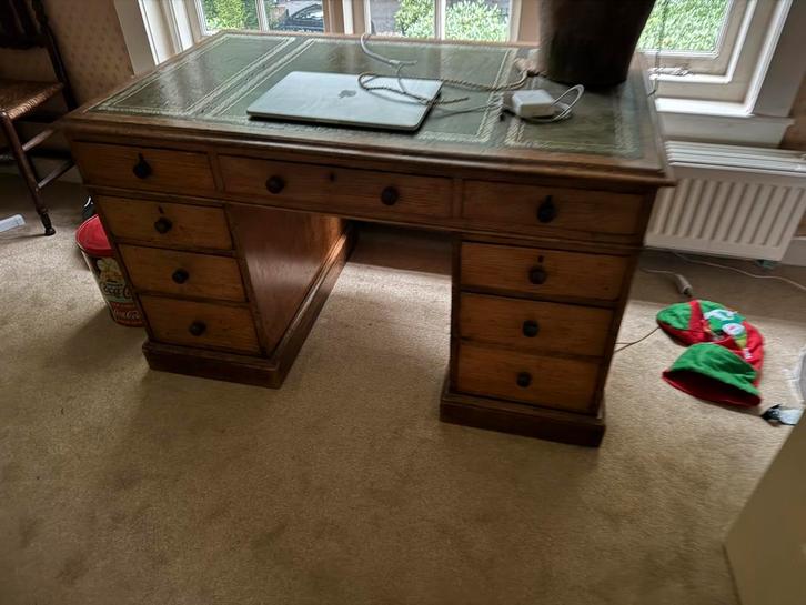Antiek eiken bureau met leren blad – klassiek pedestal desk, Huis en Inrichting, Bureaus, Zo goed als nieuw, Ophalen of Verzenden