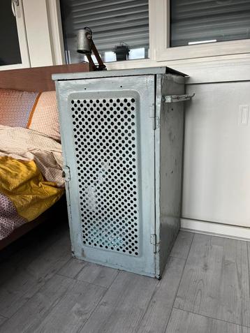 Kast beschikbaar voor biedingen