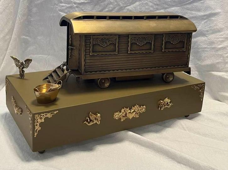 urn woonwagen zijn er weer brons, Huis en Inrichting, Overige Huis en Inrichting, Nieuw, Ophalen of Verzenden