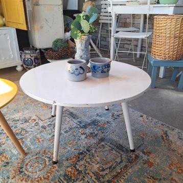 Brocante witte salontafel  beschikbaar voor biedingen