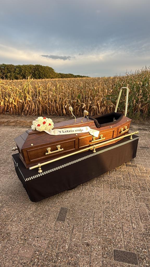 Doodskist / Lijkenkist op skelter halloween decoratie!!!, Hobby en Vrije tijd, Feestartikelen, Zo goed als nieuw, Kostuum, Halloween of Griezel