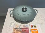 Le Creuset Petal Campagnard 26 cm Sea Salt, Gietijzer, Nieuw, Ophalen of Verzenden, Keramische plaat