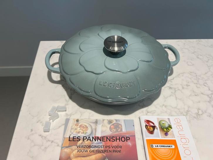 Le Creuset Petal Campagnard 26 cm Sea Salt, Huis en Inrichting, Keuken | Potten en Pannen, Nieuw, Koekenpan of Braadpan, Gietijzer