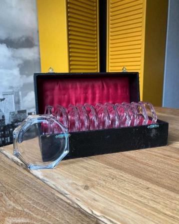Vintage glazen onderzetters beschikbaar voor biedingen