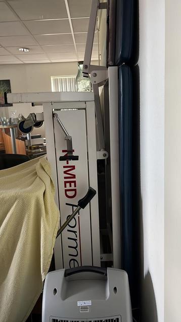 Behandeltafel K-med formel 2  zeer stevig beschikbaar voor biedingen