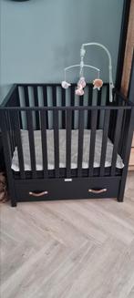Zwarte box met lade, merk bopita, incl boxmatras en boxkleed, Kinderen en Baby's, Boxen, Ophalen, Gebruikt, Boxkleed