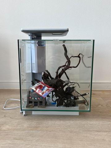 Superfish Qubiq 30 aquarium beschikbaar voor biedingen