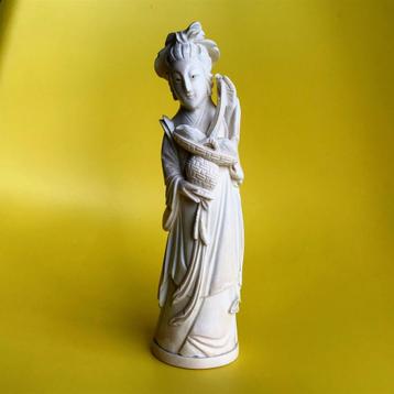 Antiek Ivoren Beeld  Godin Guanyin  beschikbaar voor biedingen
