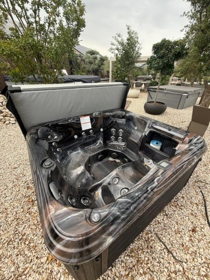 Artesian | Island Spa | Nevis 33, Tuin en Terras, Bubbelbaden en Hottubs, Gebruikt, Vast, Afdekzeil, Ophalen