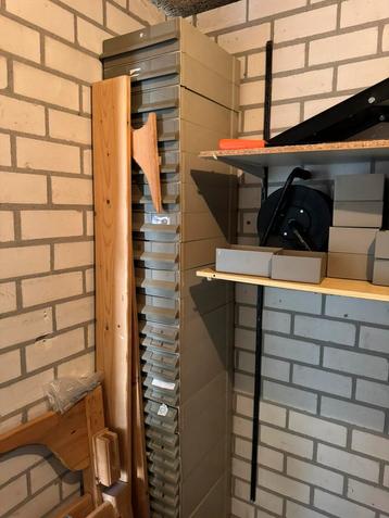 Een grote partij laden kasten met bakjes beschikbaar voor biedingen