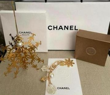 Chanel ornament + CC charm met sleutelhanger, goud hardware beschikbaar voor biedingen