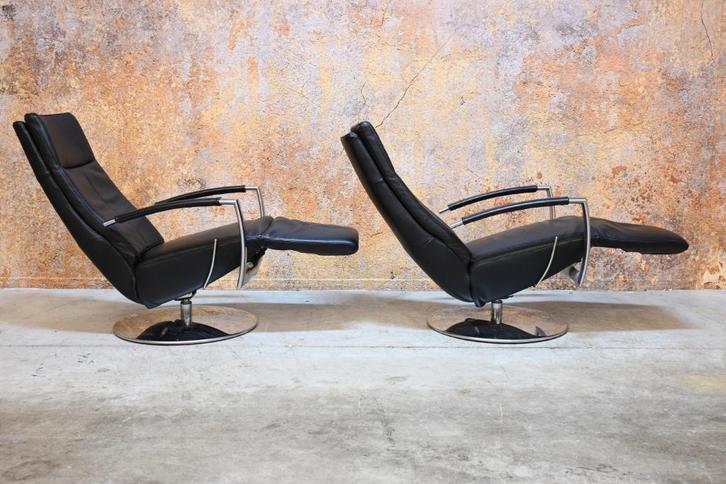 ZGAN 2 zwarte leren Topform design draai / relaxfauteuils, Huis en Inrichting, Fauteuils, Zo goed als nieuw, Leer, Metaal, 50 tot 75 cm