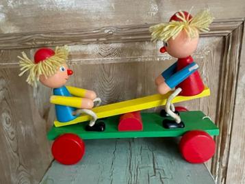 Vintage houten trekfiguur. 2 x houten clowns op wip hout.    beschikbaar voor biedingen