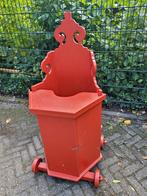 Oude kinderstoel, kakstoel rood met wieltjes, Ophalen