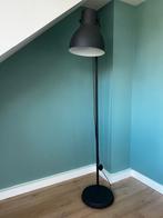 Ikea Hektar staande lamp donkergrijs, Huis en Inrichting, Lampen | Vloerlampen, 150 tot 200 cm, Gebruikt, Metaal, Ophalen