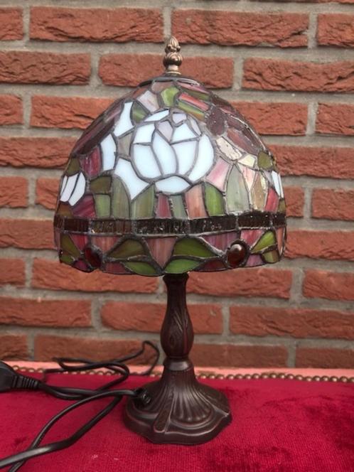 stijlvolle Tiffany lamp, rozenmotief, glas-in-lood, Huis en Inrichting, Lampen | Tafellampen, Zo goed als nieuw, Minder dan 50 cm