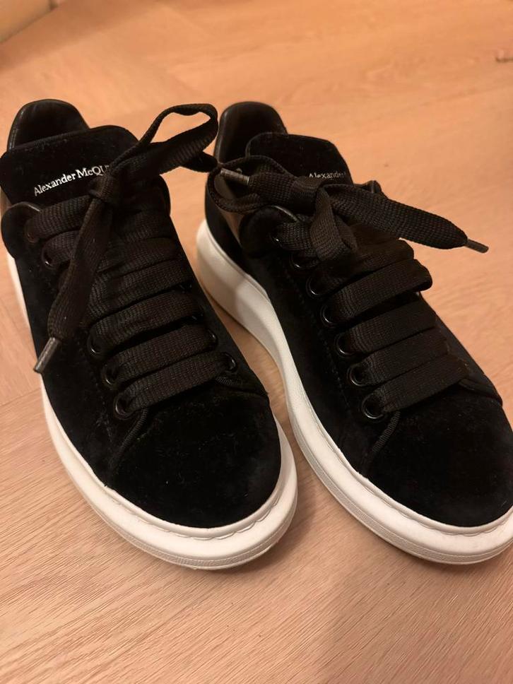 Alexander McQueen Larry Velvet Sneakers Maat 36, Kleding | Dames, Schoenen, Zo goed als nieuw, Sportschoenen, Ophalen
