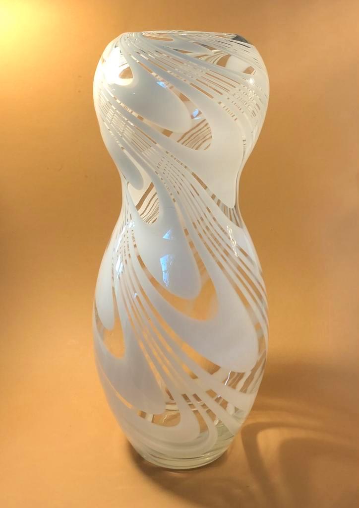 Mooie grote vaas, mondgeblazen, wit en transparant glas, Huis en Inrichting, Woonaccessoires | Vazen, Zo goed als nieuw, Wit, Minder dan 50 cm