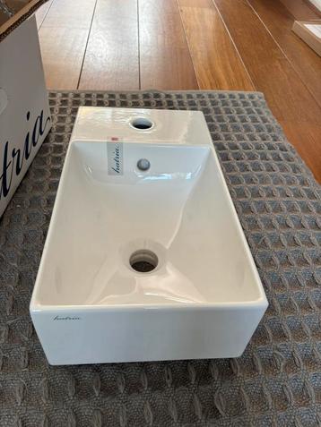 Fontein wit glans (45 cm bij 25 cm) met handdoekhouder beschikbaar voor biedingen