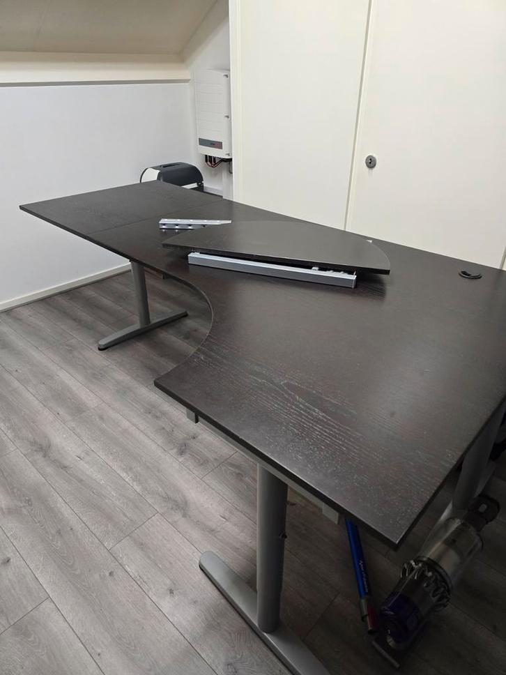 Ikea hoek Bureau type galant in zeer nette staat, Huis en Inrichting, Bureaus, Zo goed als nieuw, Bureau, In hoogte verstelbaar
