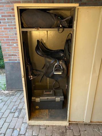 Goede ruime metalen zadelkast/ paardenstalkast! beschikbaar voor biedingen