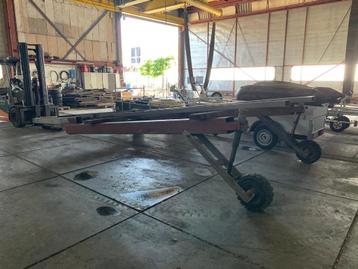 Hydraulische botenkar met bokken beschikbaar voor biedingen
