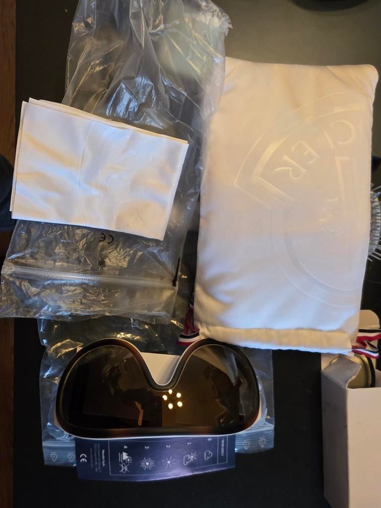 Nieuwe Moncler Zonnebril met Certificaat, Overige merken, Zonnebril, Overige kleuren, Nieuw