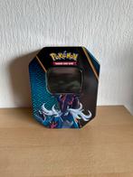 Pokémon Trading Card Game tin Hisuian Samurott, Ophalen of Verzenden, Zo goed als nieuw