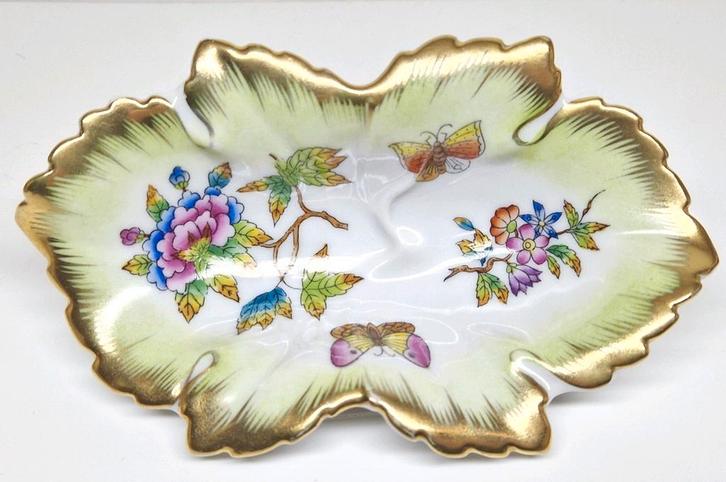 Herend Hongarije bladvorm schaaltje Queen Victoria VBO decor, Antiek en Kunst, Antiek | Porselein, Ophalen of Verzenden