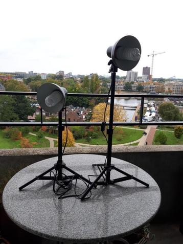 2 zwarte (studio)lampen driepoot verstelbaar beschikbaar voor biedingen