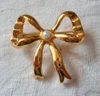 Broche in de vorm van een strik met parel. Goldplated., Sieraden, Tassen en Uiterlijk, Broches, Overige materialen, Ophalen of Verzenden
