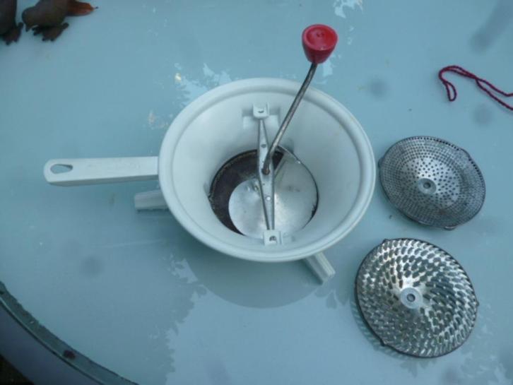 Moulinex roerzeef Ø 24 cm  3 zeefjes, Huis en Inrichting, Keuken | Keukenbenodigdheden, Zo goed als nieuw, Ophalen of Verzenden