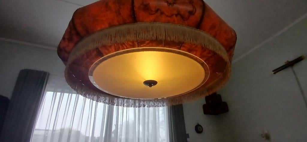 Zeer oude hanglamp met transparante varkensleren kap, Ophalen